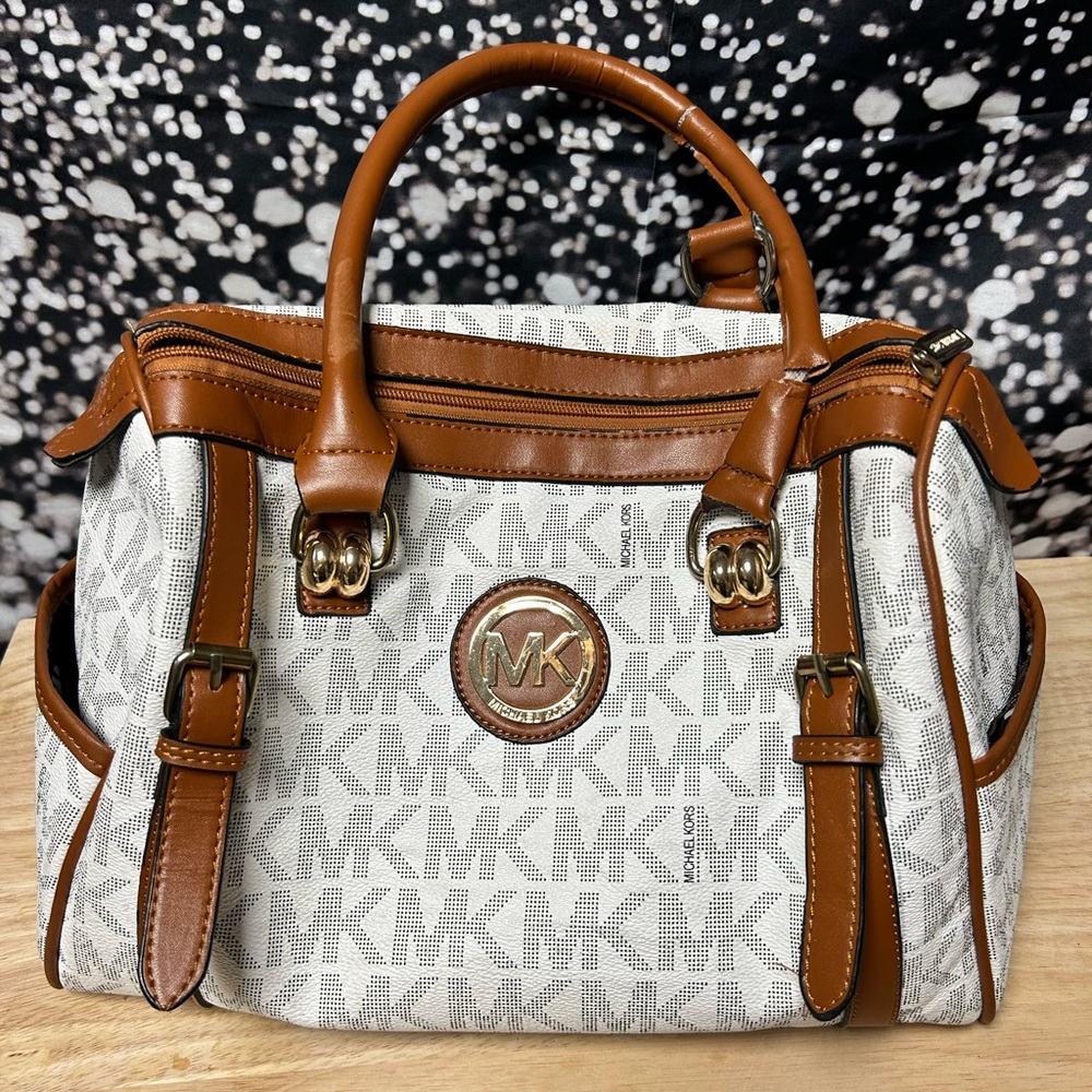 Michael Kors White Medium Purse with Distressed Handles - Chic and Pratical